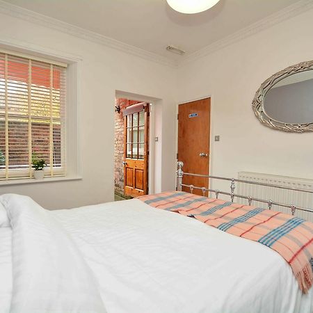 The Location- 1 Free Private Parking Space - 60 Second Walk 2 Minster! ヨーク エクステリア 写真